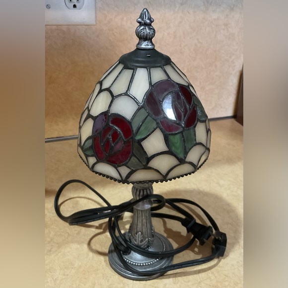 Elements: Tiffany style vintage rose/ grey table/bed side small stainglass lamp. - Picture 2 of 6